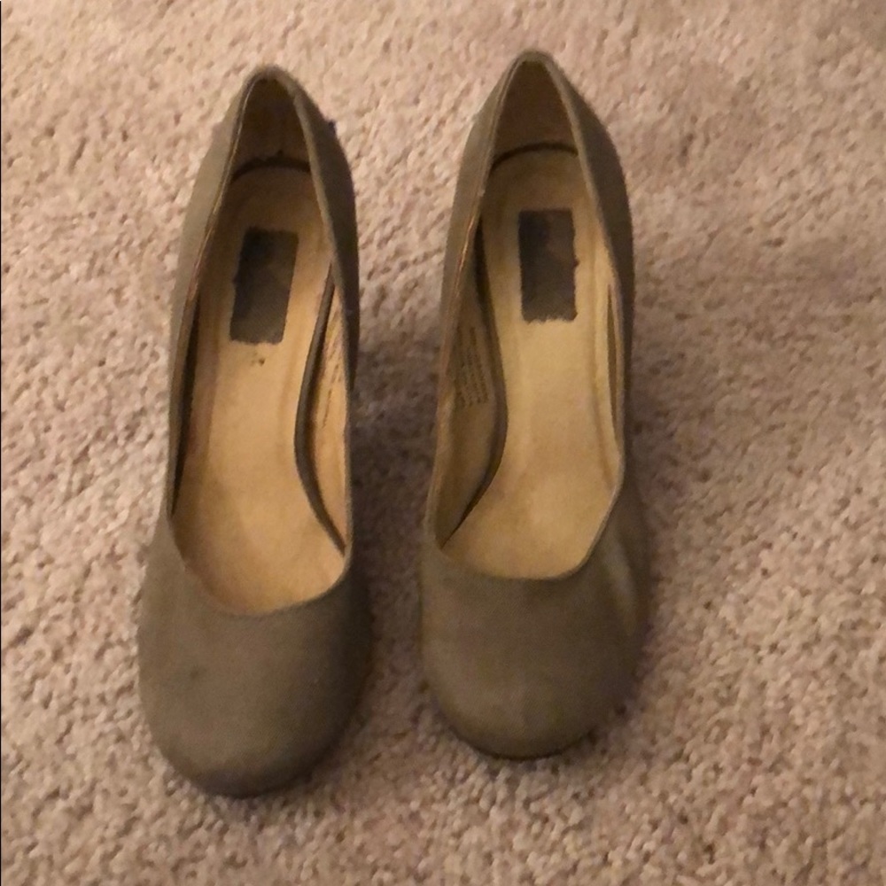 Vintage Taupe Heels Closed Toe